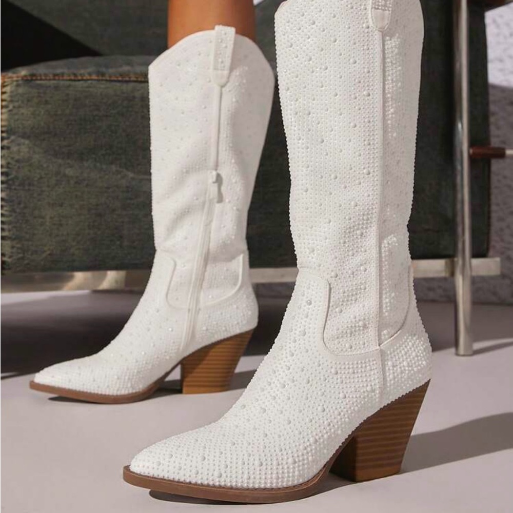 White Cowgirls beaded Women’s Boots 7.5 size